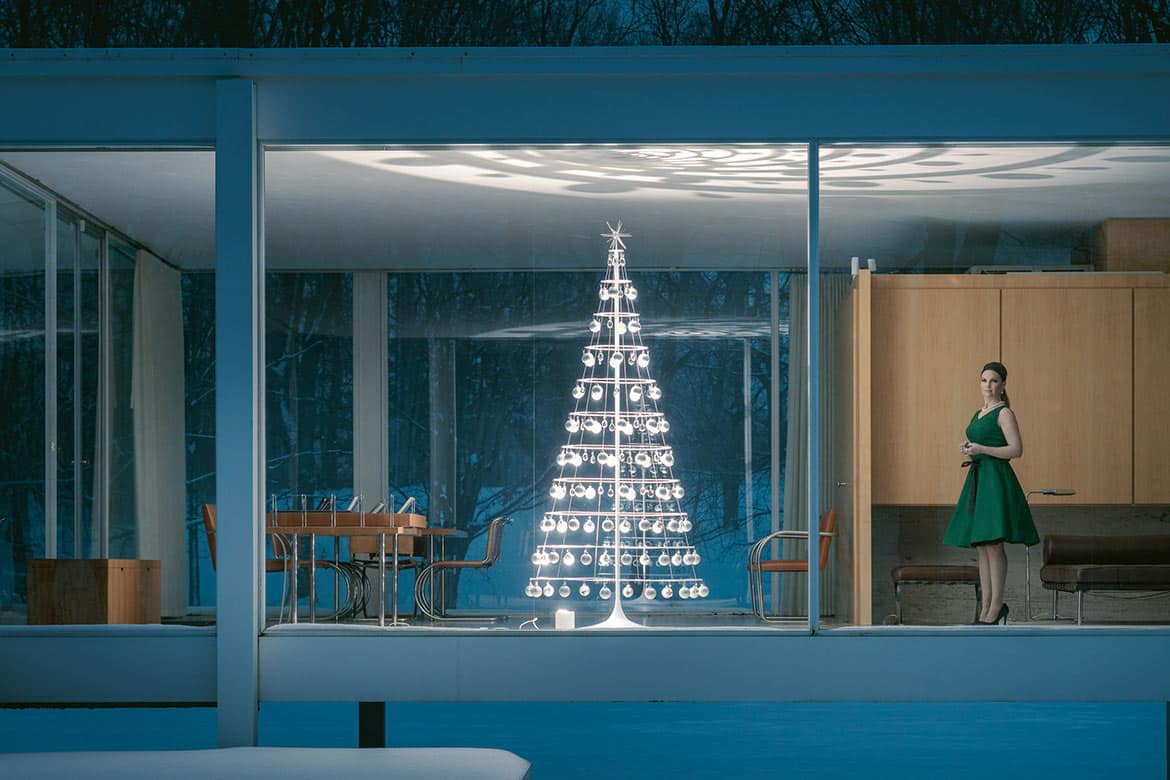 The Modern Christmas Tree in the Farnsworth House (Mid-Century Modern The Modern Christmas Tree in the Farnsworth House (Mid-Century Modern)